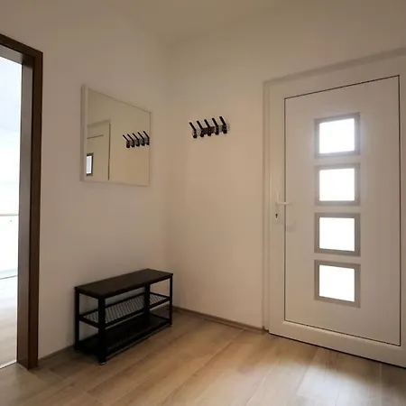 Mit Kueche Und Guter Anbindung! * Strassenhaus